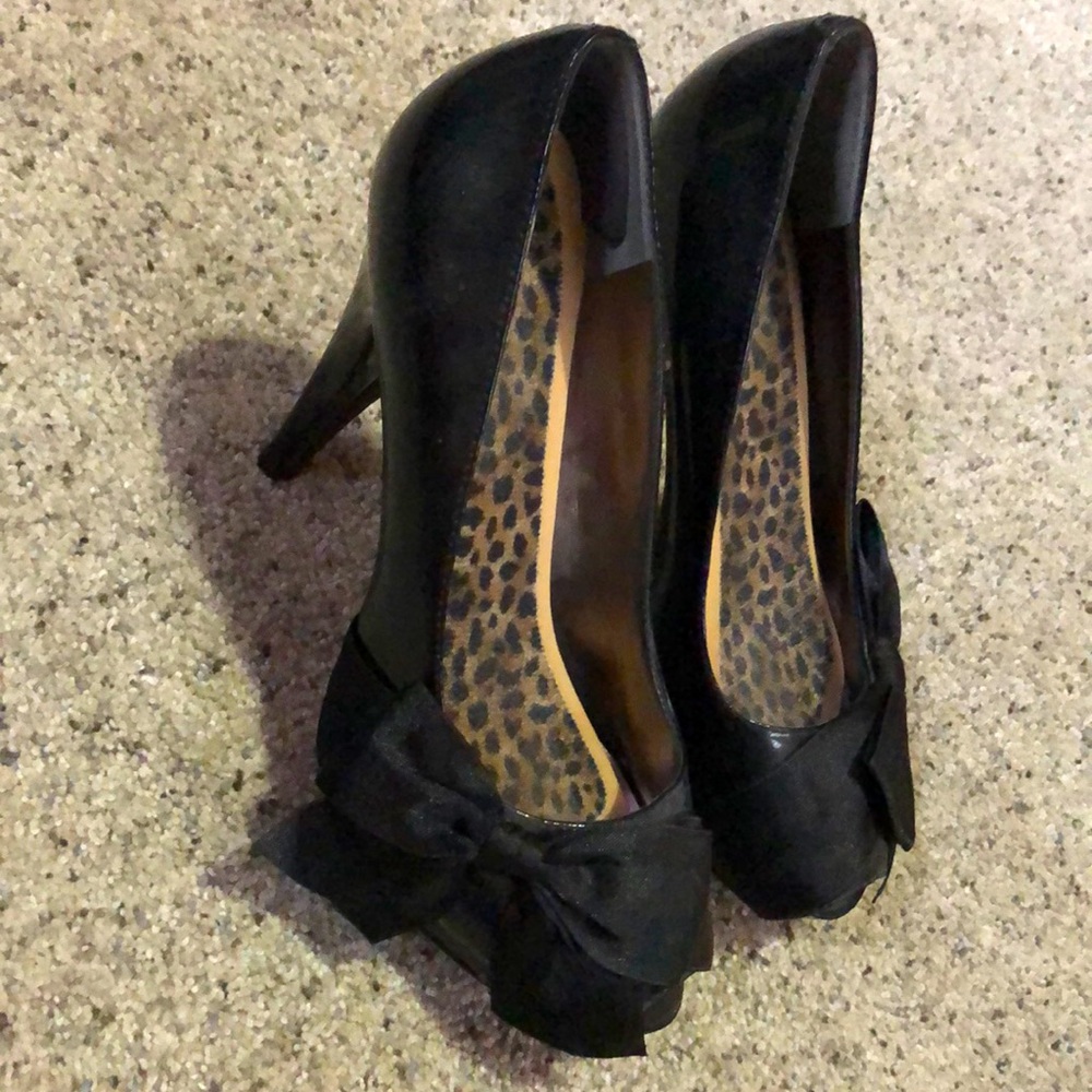Paris Hilton black pumps